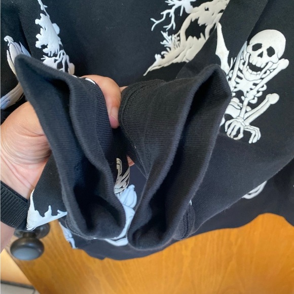 Disneyland glow in the dark Halloween pullover hoodie Small - Picture 5 of 5